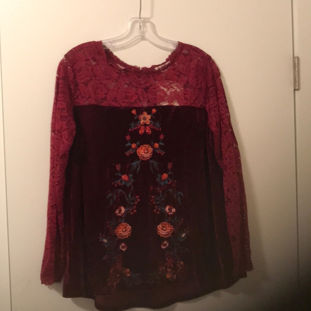 Burgundy shirt with velvet and lace detail